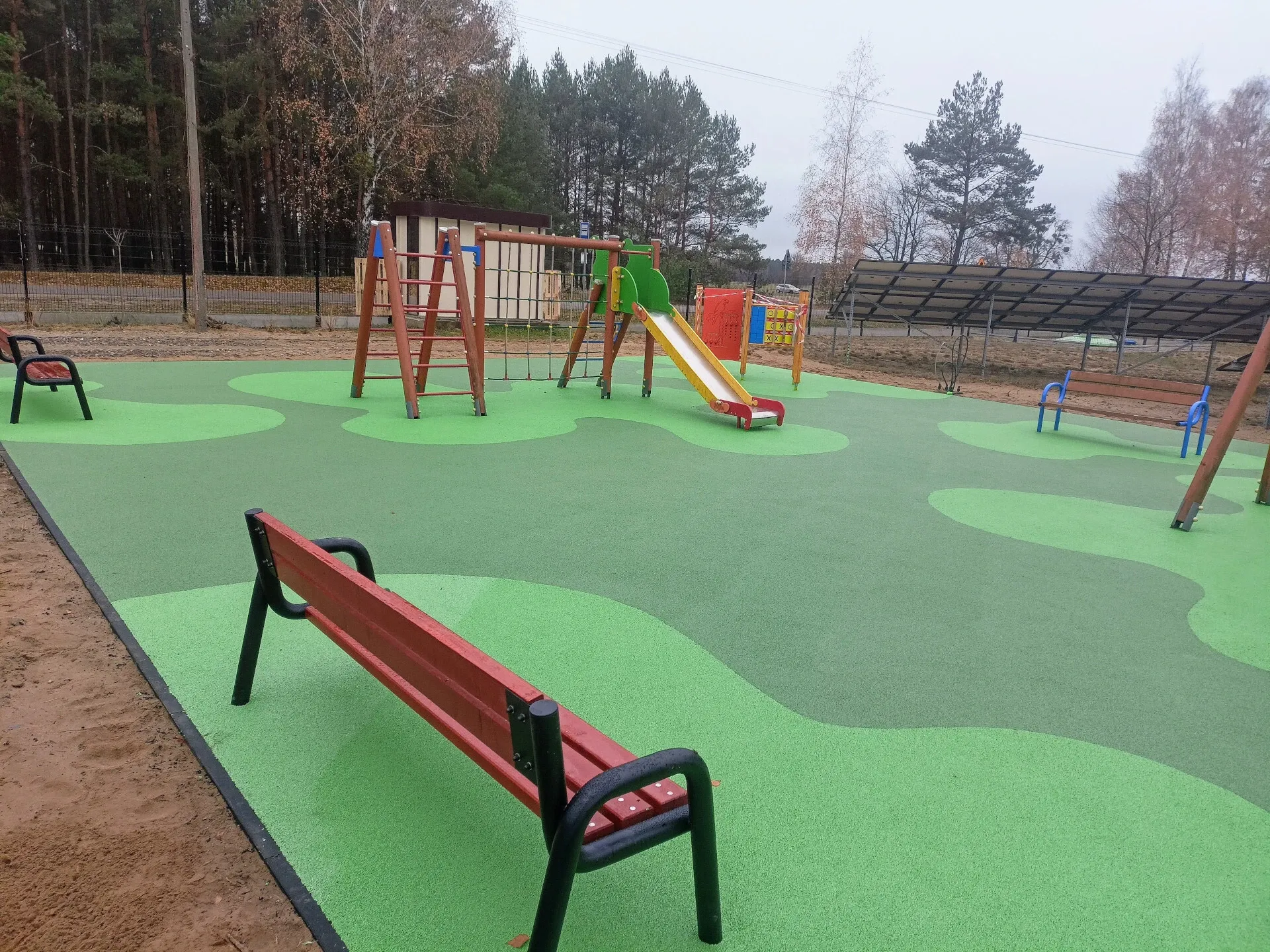 Plac zabaw dla dzieci na zielonej nawierzchni bezpiecznej