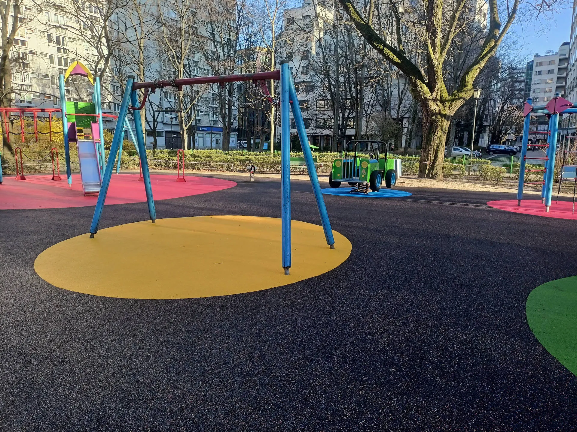 Wielokolorowa nawierzchnia poliuretanowa na miejskim placu zabaw