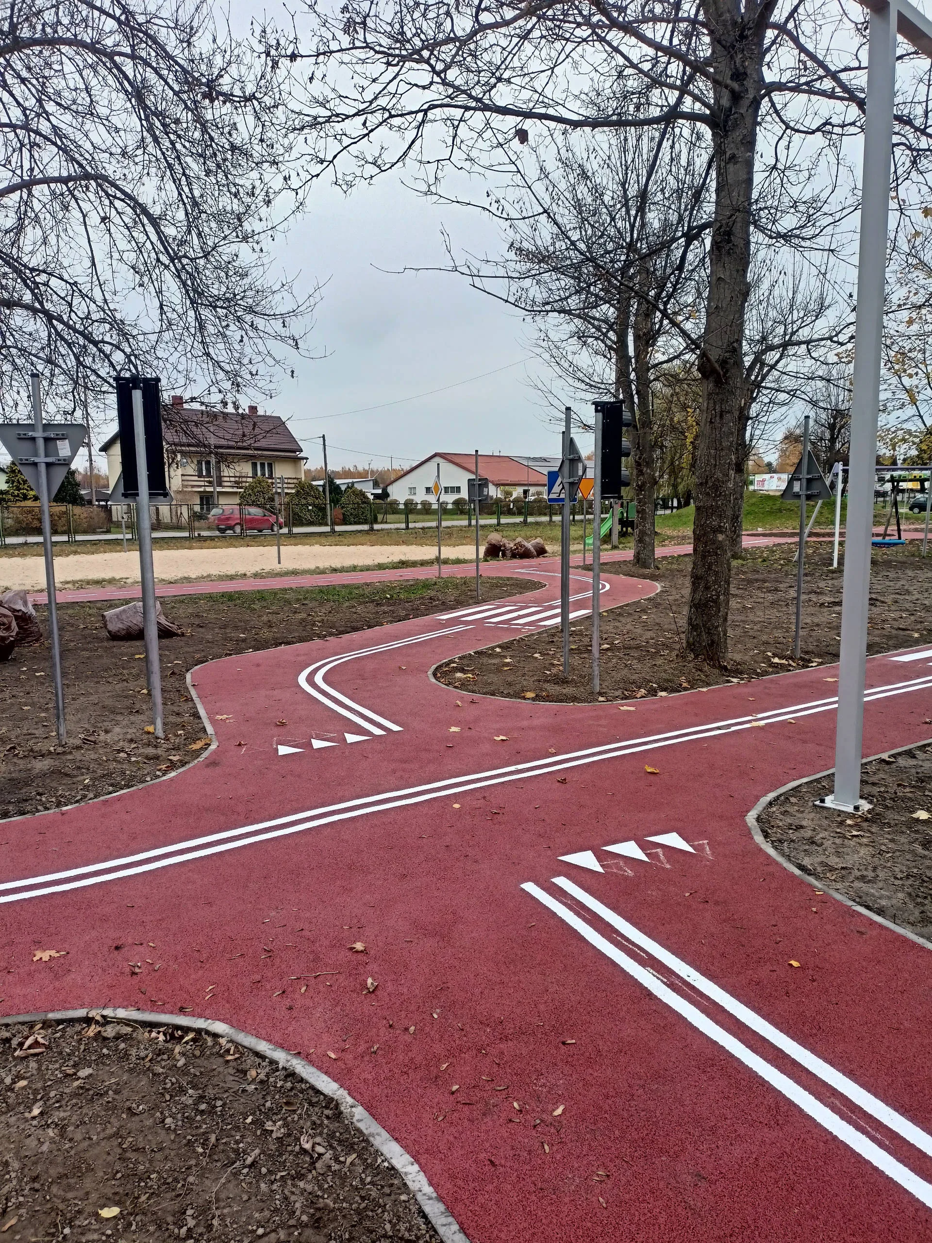 Kolorowa nawierzchnia EPDM tworząca ścieżkę rekreacyjną