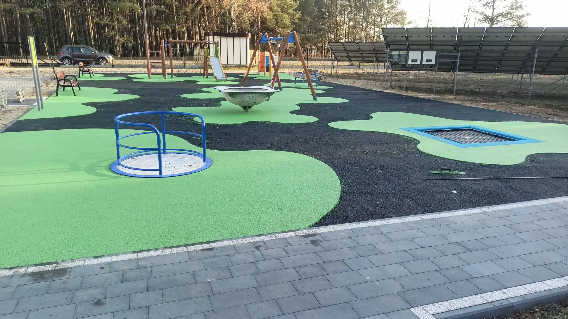 Zielono-czarna nawierzchnia EPDM pod urządzeniami placu zabaw