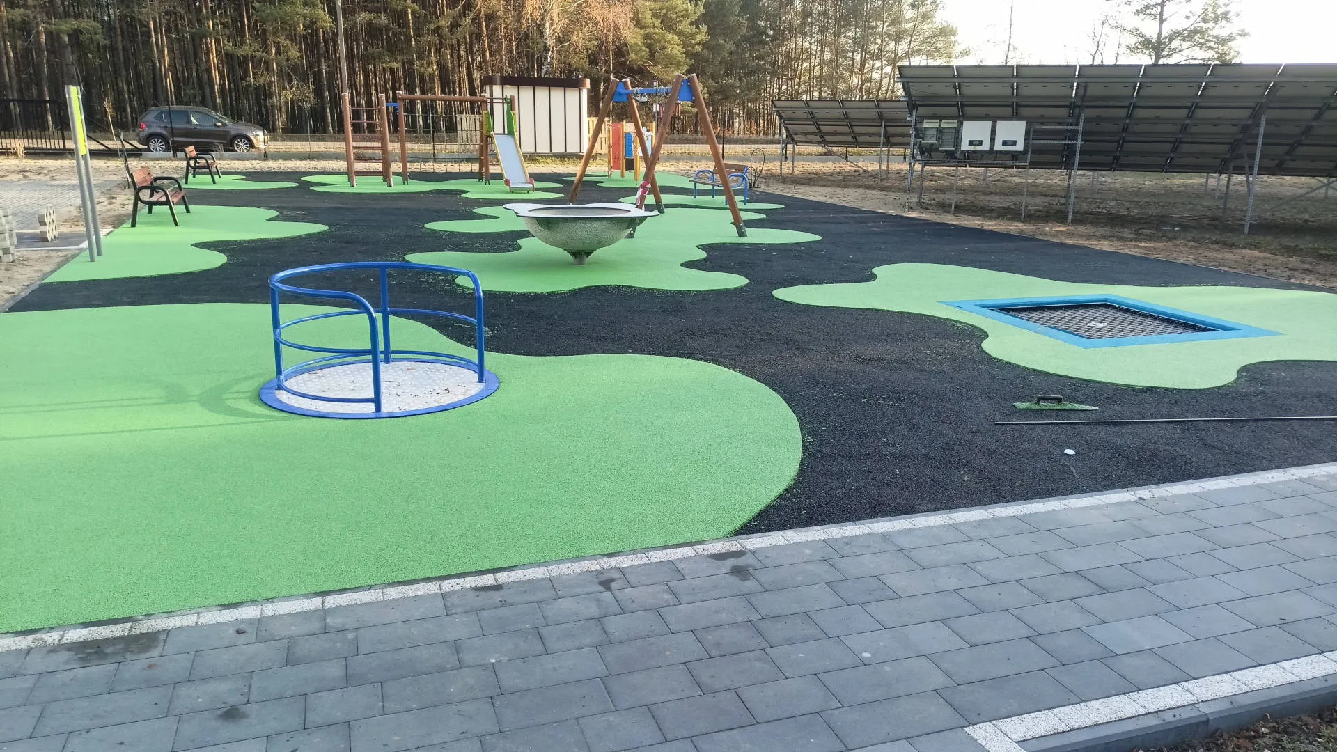 Zielono-czarna nawierzchnia EPDM na placu zabaw
