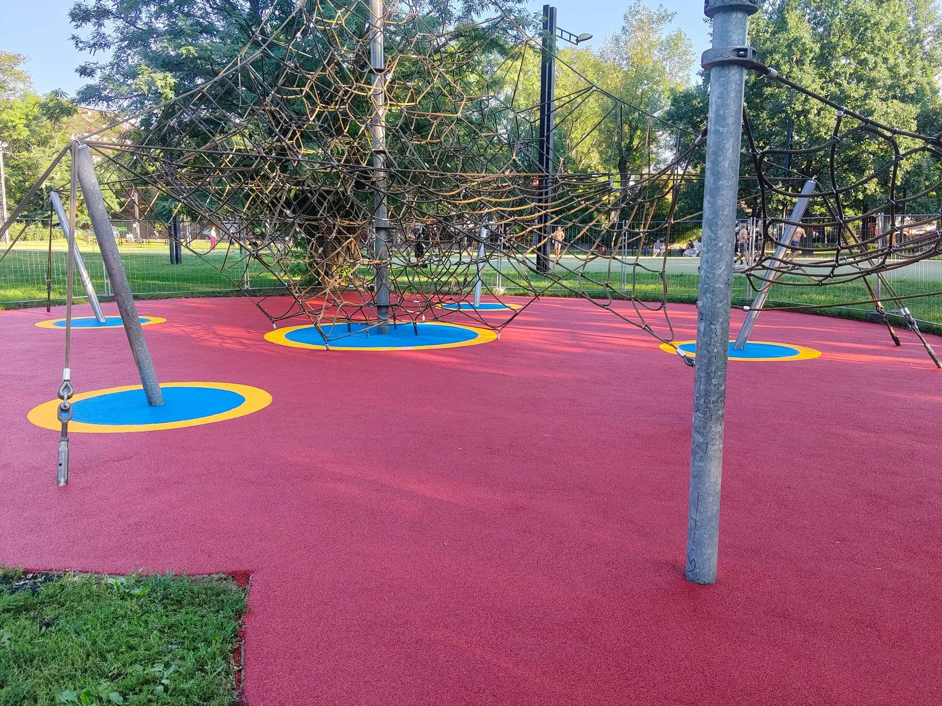 Plac zabaw w Parku Henrykowskim po wymianie czerwonej nawierzchni poliuretanowej